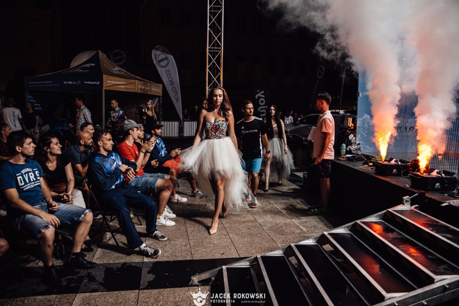 Profesjonalne widowisko na placu Chrobrego. Pojedynki w klatce - foto