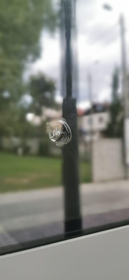 Dewastacja świeżo zmodernizowanego placu zabaw. Na szczęście, jest monitoring! - foto