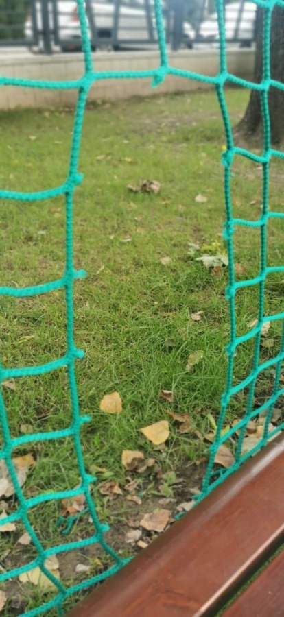 Dewastacja świeżo zmodernizowanego placu zabaw. Na szczęście, jest monitoring! - foto