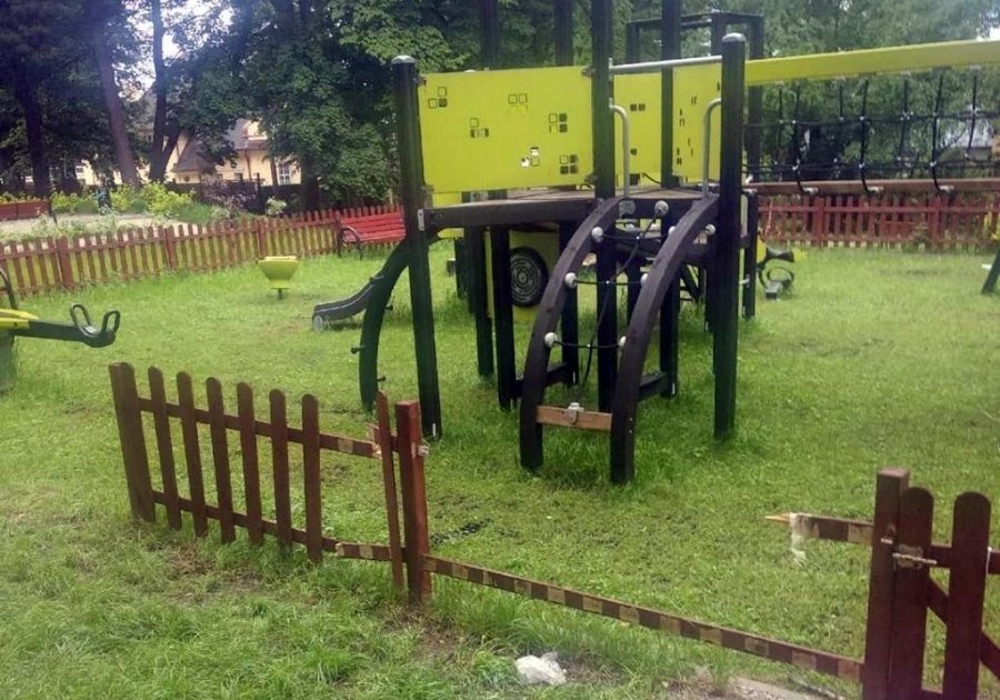 Dewastacja świeżo zmodernizowanego placu zabaw. Na szczęście, jest monitoring! - foto