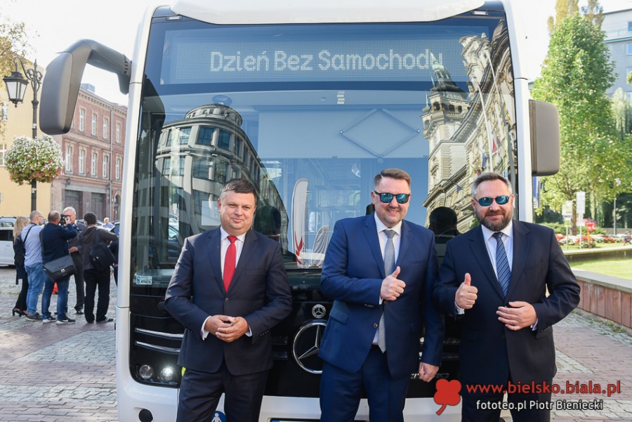 Prezydent jeździ autobusem elektrycznym. Za kierownicą jego zastępca ZDJĘCIA