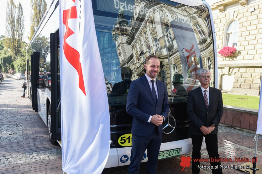 Prezydent jeździ autobusem elektrycznym. Za kierownicą jego zastępca ZDJĘCIA