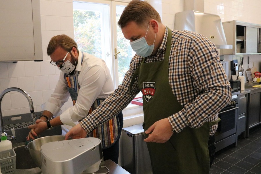 Prezydent Klimaszewski w kuchni. Zaprosił współpracowników na pizzę - foto