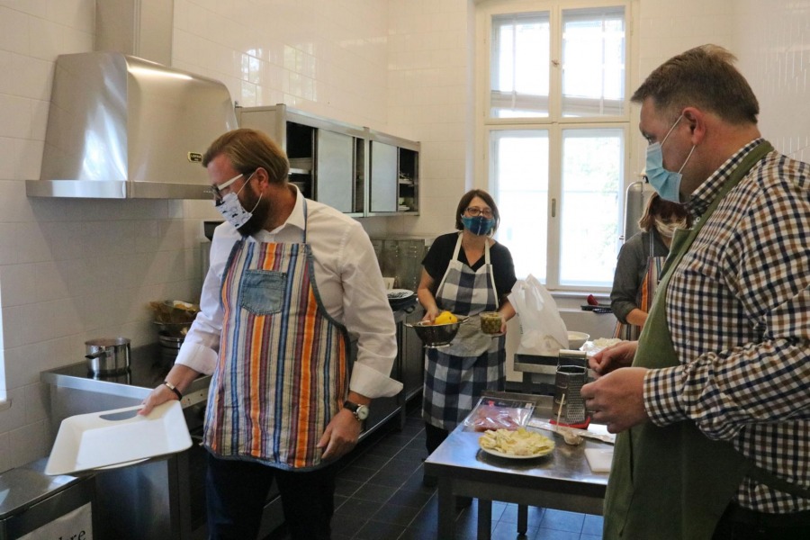 Prezydent Klimaszewski w kuchni. Zaprosił współpracowników na pizzę - foto