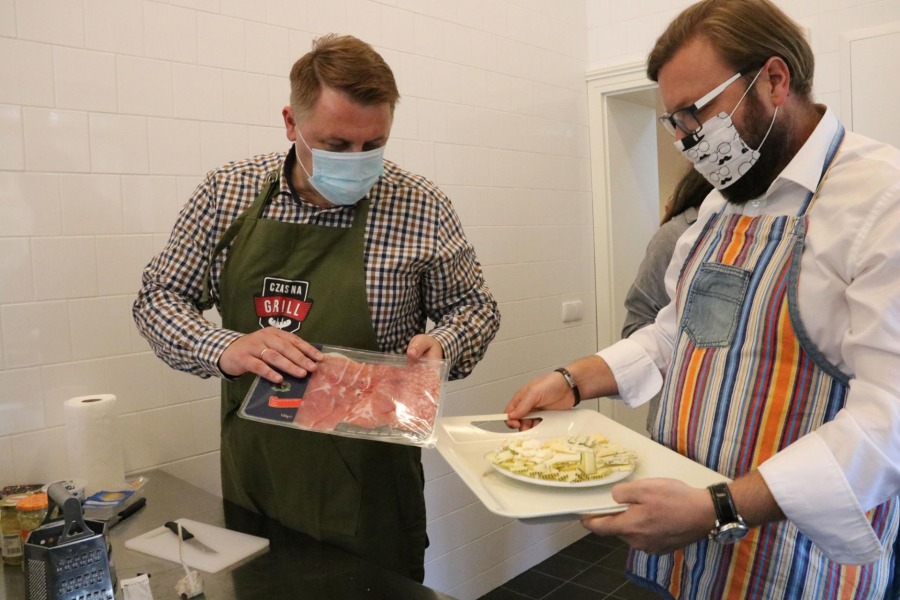 Prezydent Klimaszewski w kuchni. Zaprosił współpracowników na pizzę - foto