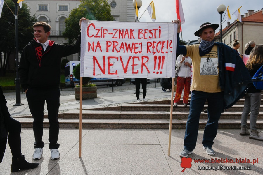 Dość kłamstw! Tłum antymaseczkowców maszeruje przez miasto ZDJĘCIA