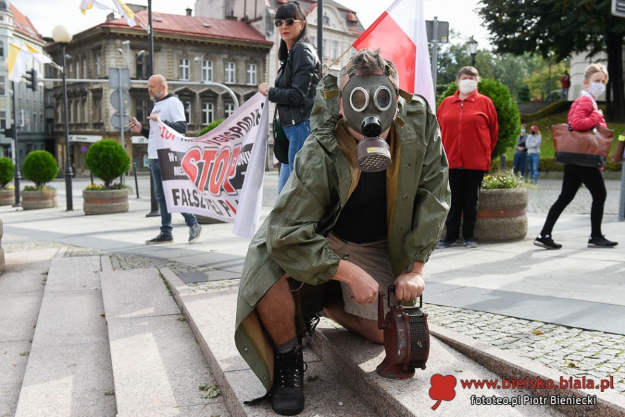 Dość kłamstw! Tłum antymaseczkowców maszeruje przez miasto ZDJĘCIA