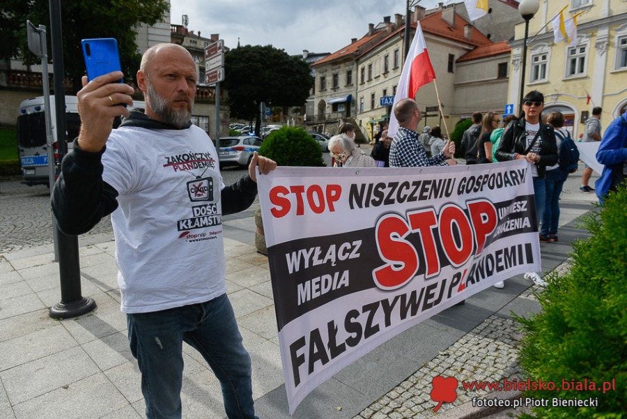 Dość kłamstw! Tłum antymaseczkowców maszeruje przez miasto ZDJĘCIA