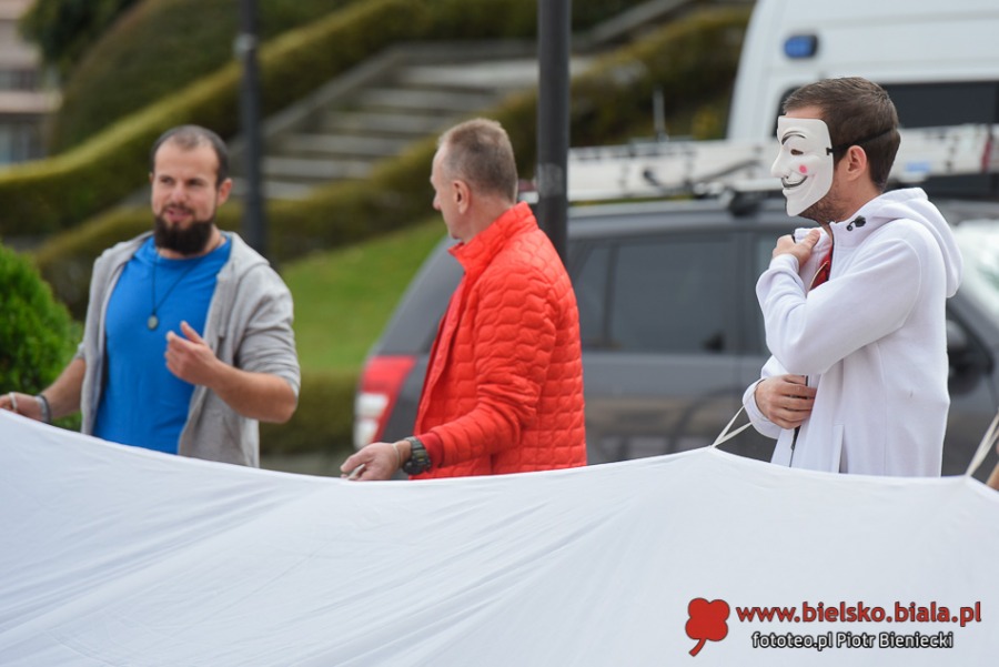 Dość kłamstw! Tłum antymaseczkowców maszeruje przez miasto ZDJĘCIA