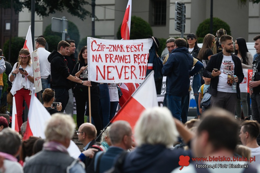 Dość kłamstw! Tłum antymaseczkowców maszeruje przez miasto ZDJĘCIA
