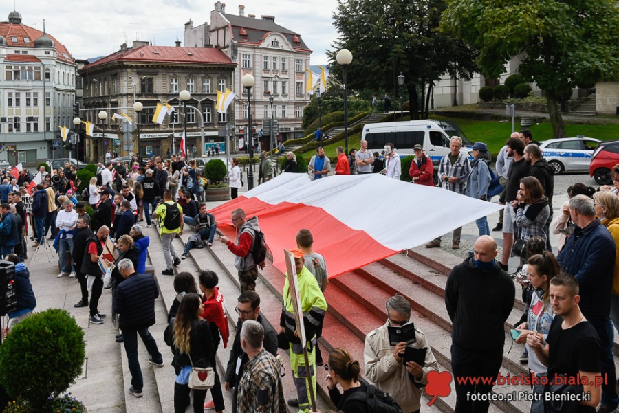 Dość kłamstw! Tłum antymaseczkowców maszeruje przez miasto ZDJĘCIA