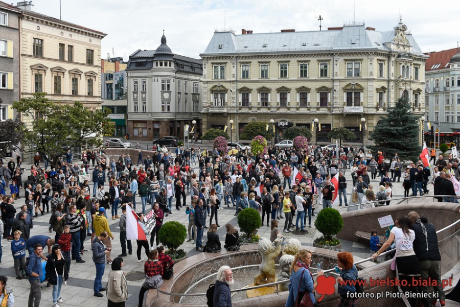 Dość kłamstw! Tłum antymaseczkowców maszeruje przez miasto ZDJĘCIA