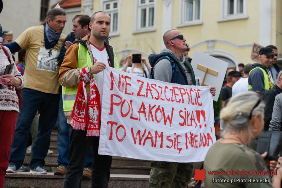 Dość kłamstw! Tłum antymaseczkowców maszeruje przez miasto ZDJĘCIA