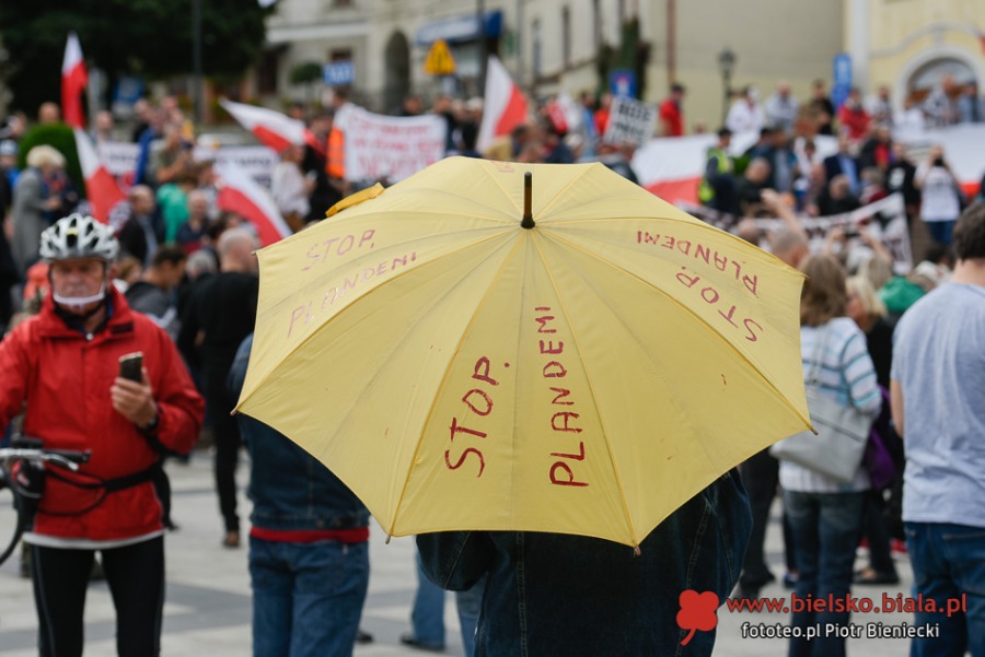 Dość kłamstw! Tłum antymaseczkowców maszeruje przez miasto ZDJĘCIA
