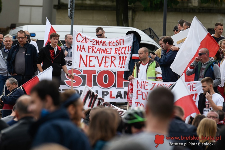 Dość kłamstw! Tłum antymaseczkowców maszeruje przez miasto ZDJĘCIA