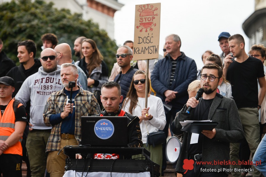 Dość kłamstw! Tłum antymaseczkowców maszeruje przez miasto ZDJĘCIA