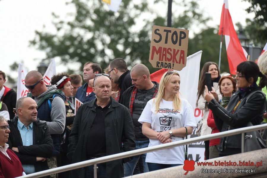 Dość kłamstw! Tłum antymaseczkowców maszeruje przez miasto ZDJĘCIA