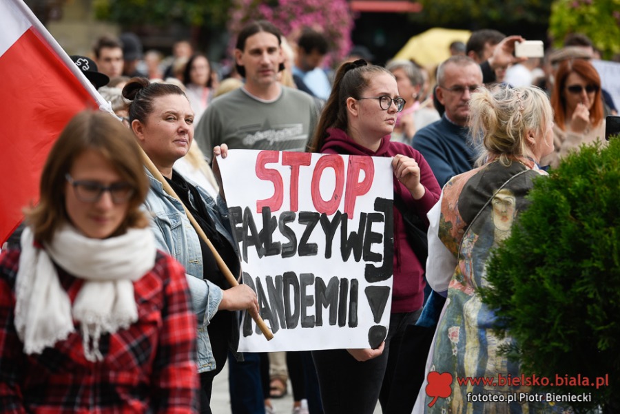 Dość kłamstw! Tłum antymaseczkowców maszeruje przez miasto ZDJĘCIA