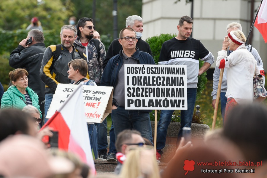 Dość kłamstw! Tłum antymaseczkowców maszeruje przez miasto ZDJĘCIA