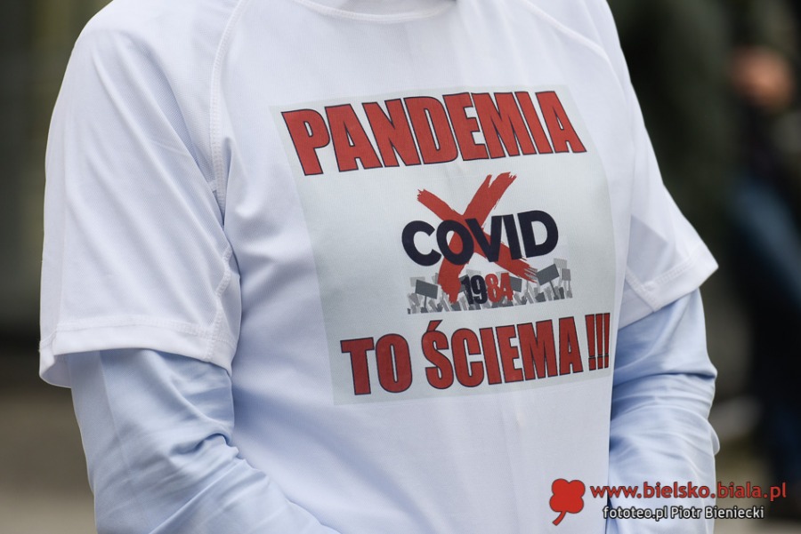 Dość kłamstw! Tłum antymaseczkowców maszeruje przez miasto ZDJĘCIA