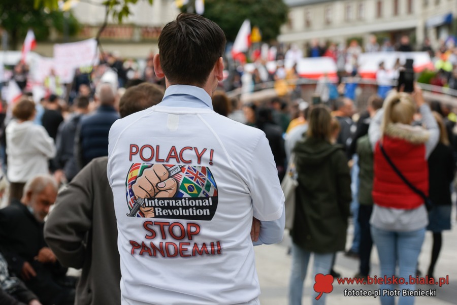 Dość kłamstw! Tłum antymaseczkowców maszeruje przez miasto ZDJĘCIA