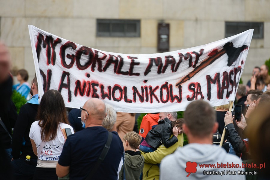 Dość kłamstw! Tłum antymaseczkowców maszeruje przez miasto ZDJĘCIA