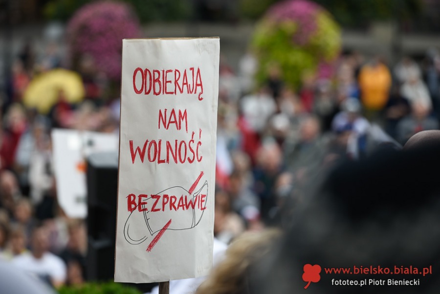 Dość kłamstw! Tłum antymaseczkowców maszeruje przez miasto ZDJĘCIA