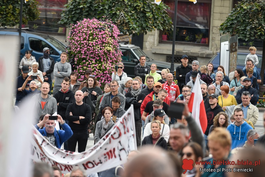 Dość kłamstw! Tłum antymaseczkowców maszeruje przez miasto ZDJĘCIA