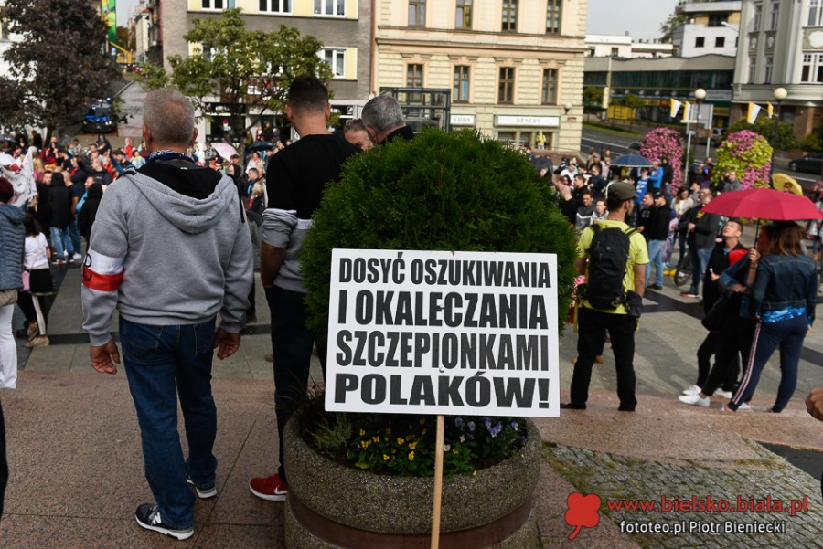 Dość kłamstw! Tłum antymaseczkowców maszeruje przez miasto ZDJĘCIA
