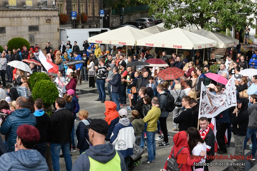 Dość kłamstw! Tłum antymaseczkowców maszeruje przez miasto ZDJĘCIA