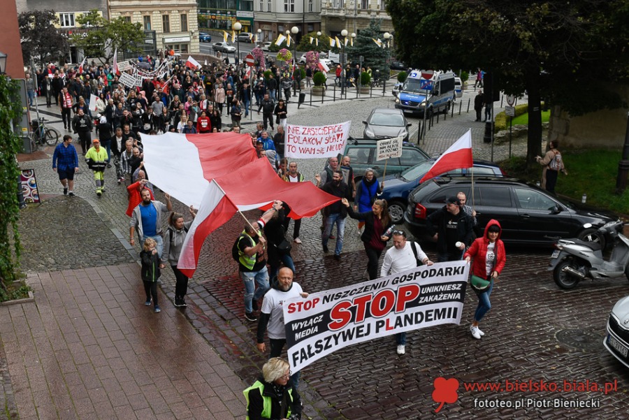 Dość kłamstw! Tłum antymaseczkowców maszeruje przez miasto ZDJĘCIA