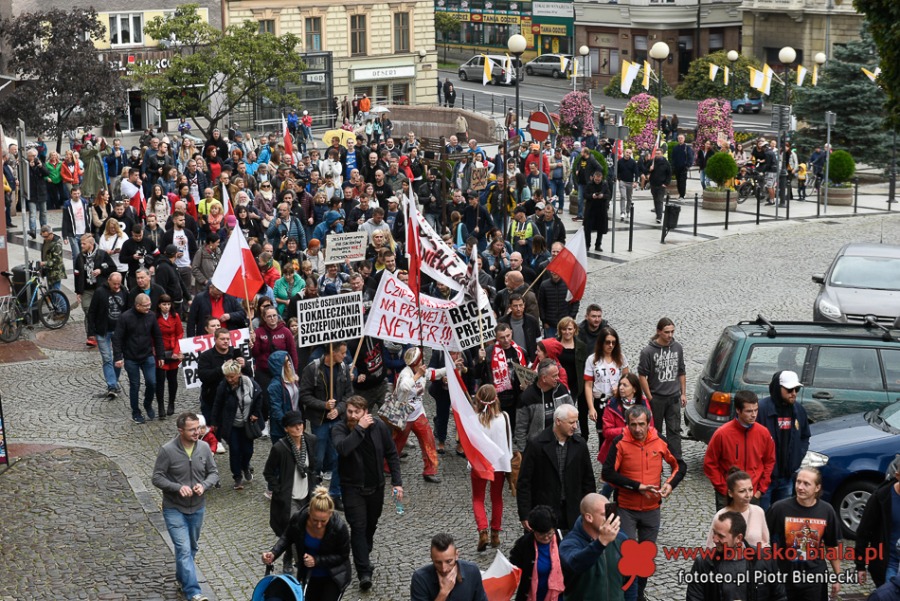 Dość kłamstw! Tłum antymaseczkowców maszeruje przez miasto ZDJĘCIA