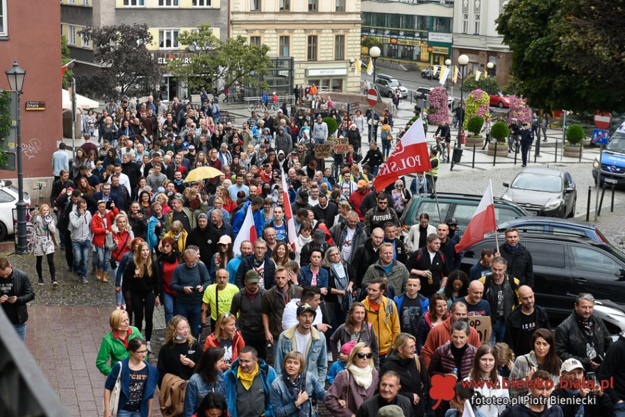 Dość kłamstw! Tłum antymaseczkowców maszeruje przez miasto ZDJĘCIA