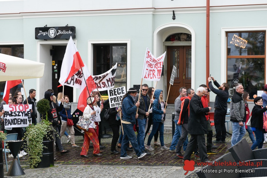 Dość kłamstw! Tłum antymaseczkowców maszeruje przez miasto ZDJĘCIA