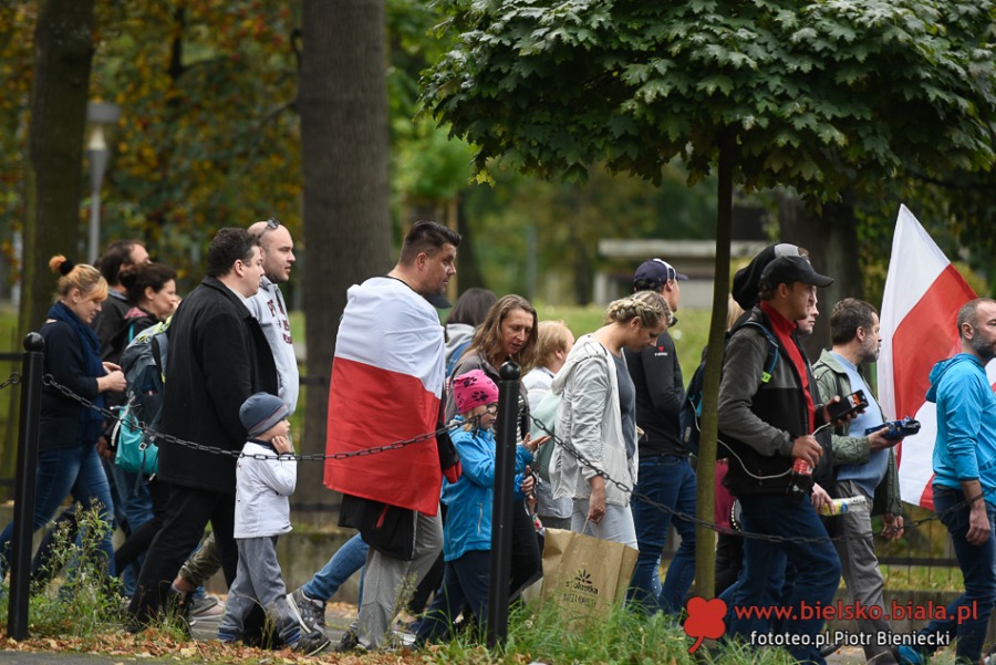 Dość kłamstw! Tłum antymaseczkowców maszeruje przez miasto ZDJĘCIA
