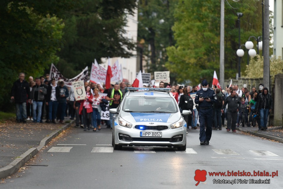 Dość kłamstw! Tłum antymaseczkowców maszeruje przez miasto ZDJĘCIA