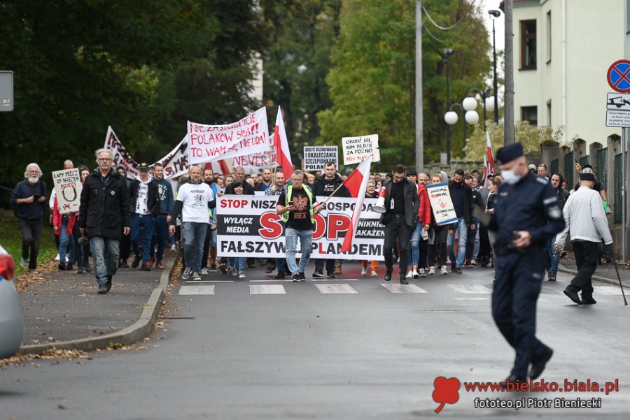 Dość kłamstw! Tłum antymaseczkowców maszeruje przez miasto ZDJĘCIA