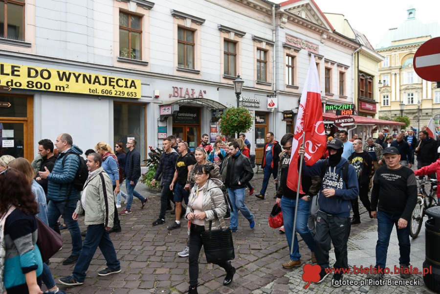 Dość kłamstw! Tłum antymaseczkowców maszeruje przez miasto ZDJĘCIA
