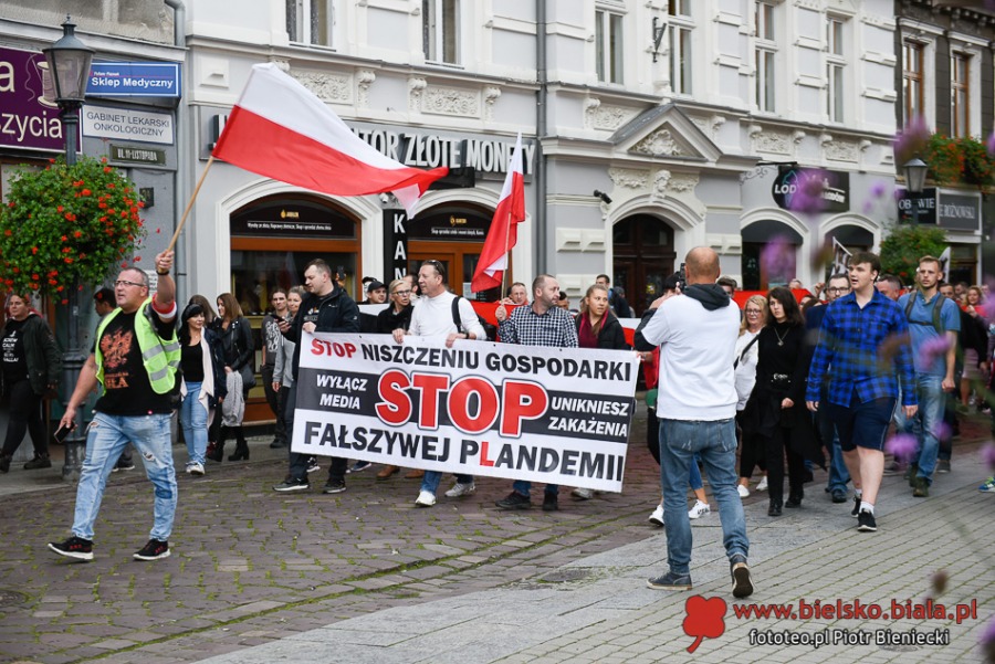 Dość kłamstw! Tłum antymaseczkowców maszeruje przez miasto ZDJĘCIA
