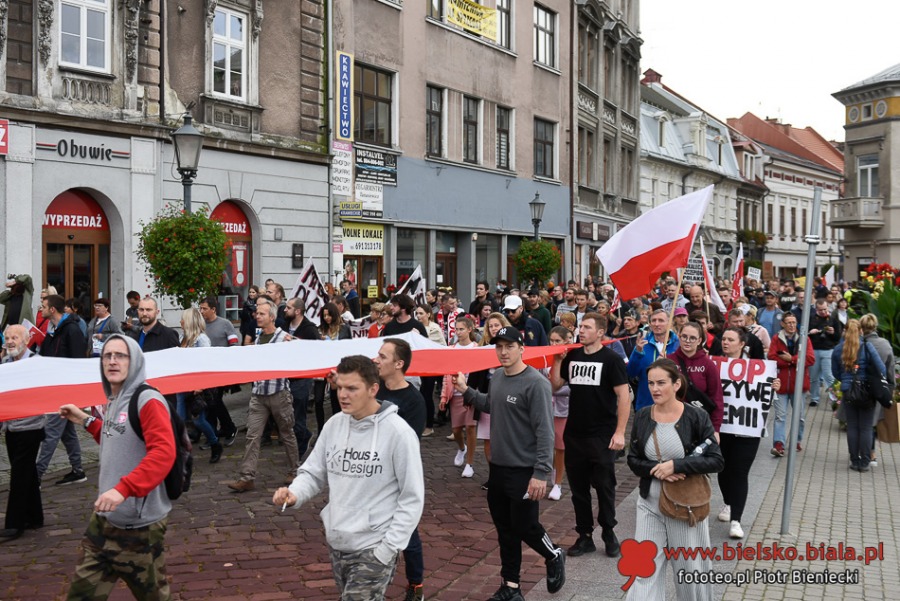 Dość kłamstw! Tłum antymaseczkowców maszeruje przez miasto ZDJĘCIA
