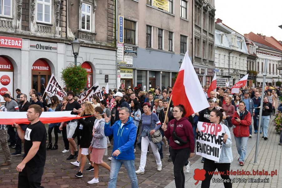 Dość kłamstw! Tłum antymaseczkowców maszeruje przez miasto ZDJĘCIA