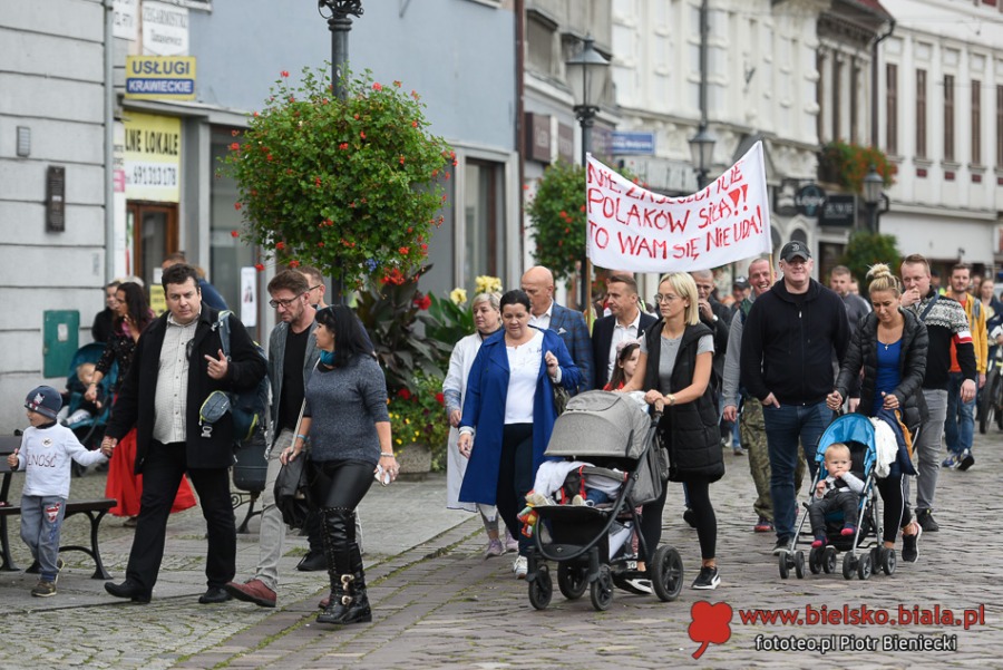 Dość kłamstw! Tłum antymaseczkowców maszeruje przez miasto ZDJĘCIA