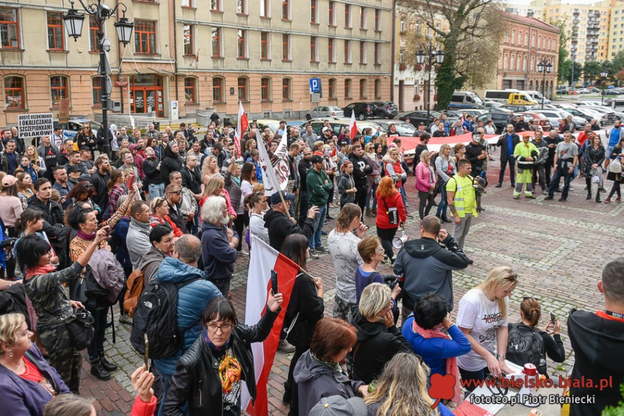 Dość kłamstw! Tłum antymaseczkowców maszeruje przez miasto ZDJĘCIA
