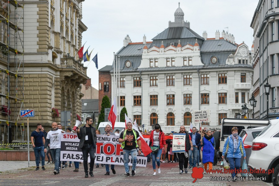 Dość kłamstw! Tłum antymaseczkowców maszeruje przez miasto ZDJĘCIA