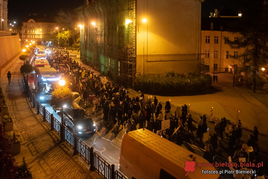 Takich tłumów przed katedrą dawno nie było. Blokada skrzyżowania pod zamkiem - film