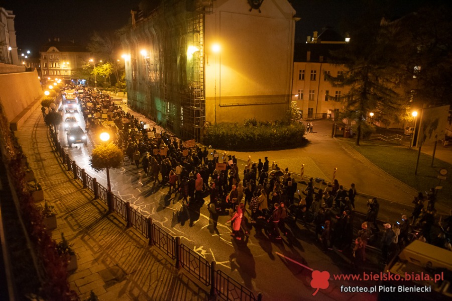 Takich tłumów przed katedrą dawno nie było. Blokada skrzyżowania pod zamkiem - film