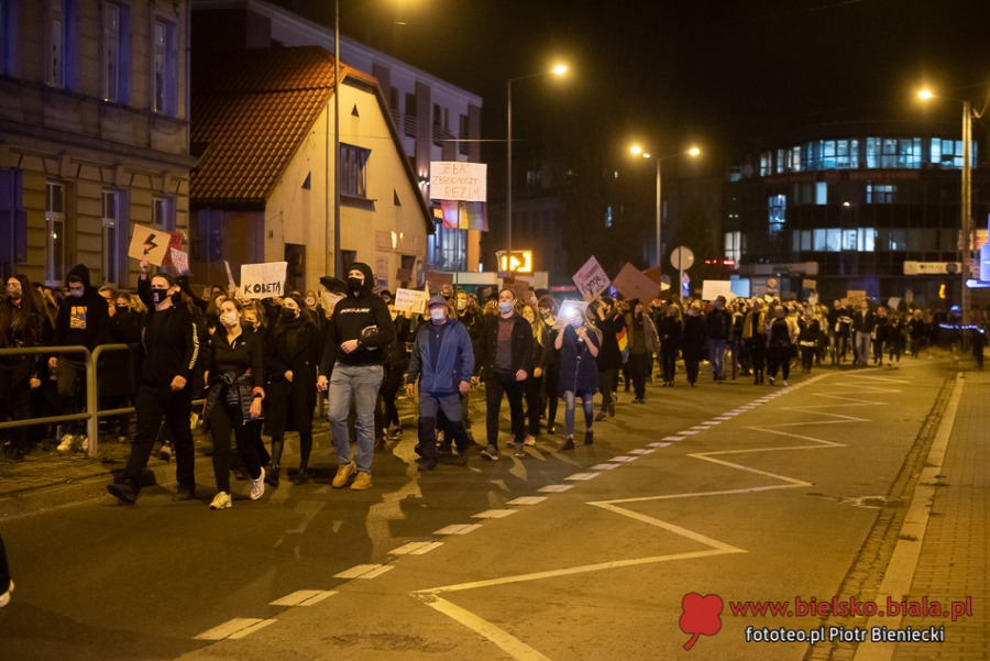 Takich tłumów przed katedrą dawno nie było. Blokada skrzyżowania pod zamkiem - film