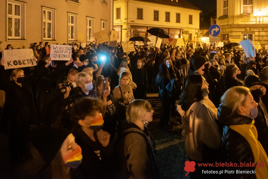Takich tłumów przed katedrą dawno nie było. Blokada skrzyżowania pod zamkiem - film