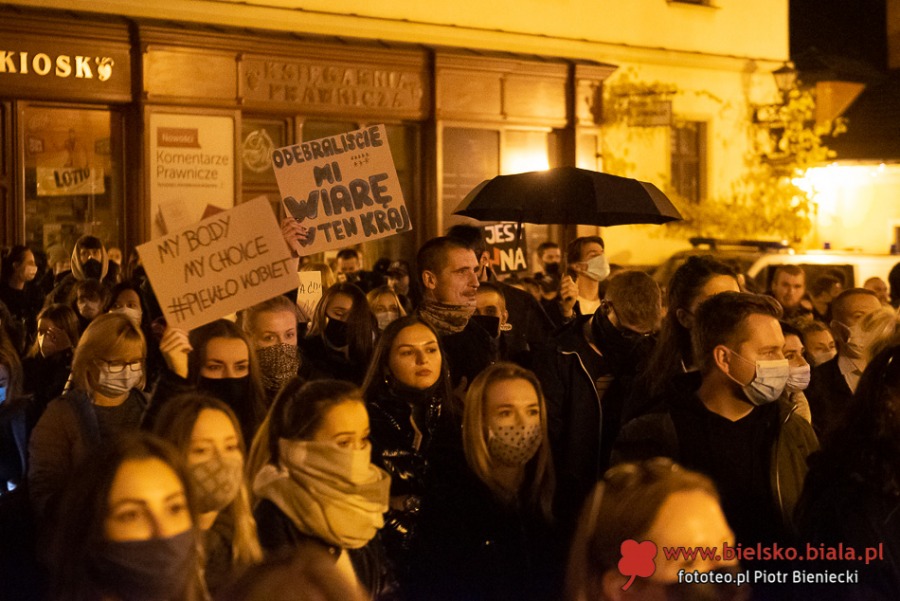 Takich tłumów przed katedrą dawno nie było. Blokada skrzyżowania pod zamkiem - film