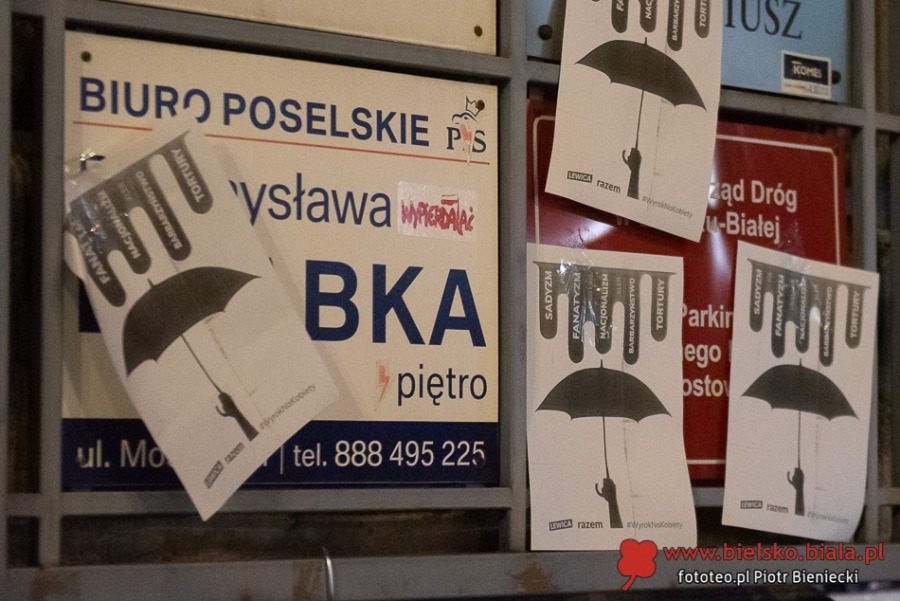Takich tłumów przed katedrą dawno nie było. Blokada skrzyżowania pod zamkiem - film